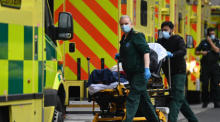 Personal des NHS-Krankenwagens vor dem Royal London Hospital in London. Foto: epa/Andy Rain