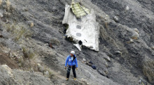 Ein Such- und Rettungsmitarbeiter an der Absturzstelle des Germanwings Airbus A320, der in den Französischen Alpen, oberhalb der Stadt Seyne-les-Alpes abgestürzt ist. Foto: epa/Guillaume Horcajuelo