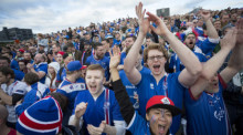 In Reykjavík feiern mehr als 10 000 Menschen auf den Straßen, in Nizza singen die isländischen Fans noch weit nach Mitternacht. Mit dem 2:1 gegen England gelingt dem EM-Debütanten ein spektakulärer Erfolg. Foto: epa/Eythor Arnason