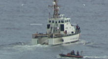 Die Küstenwache der USA (USCG) zeigt die Besatzung des Coast Guard Cutter Ibis bei der Suche nach 39 Personen vor Fort Pierce Inlet, Florida. Foto: epa/Us-kÜstenwache Handout