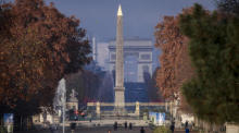 Aussicht auf den Obelisken des Concorde-Platzes und den Arc de Triomphe über der Champs Elysees vom Tuileriengarten in Paris. Foto: epa/Christophe Petit Tesson