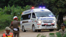 Rettungswagen verlässt das Höhlengelände in Mae Sai. Foto: epa/Pongmanat Tasiri