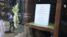 Das neue Buch "The Room Where It Happened" von John Bolton, dem ehemaligen nationalen Sicherheitsberater der Trump-Administration, wird in einer Buchhandlung in New York ausgestellt. Foto: epa/Justin Lane