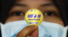 Aufkleber "Covid-19 geimpft" nach Erhalt einer Dosis des Pfizer-BioNTech-Impfstoffs gegen die Coronavirus-Krankheit (COVID-19) im UiTM Hospital in Shah Alam. Foto: epa/Fazry Ismail