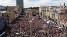 Kroatische Fans jubeln bei der Ankunft der kroatischen Fußballnationalmannschaft in Zagreb. Foto: epa/Antonio Bat