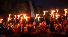 rakisch-kurdische Männer halten Feuerfackeln während der Feierlichkeiten zu Nowruz, dem persischen Neujahr. Das persische Neujahr oder das kurdische Neujahr ist eine alte zoroastrische Tradition, die von Iranern und Kurd... Foto: Ismael Adnan/dpa