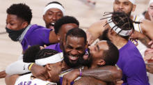 Der Los Angeles Lakers-Stürmer LeBron James (C) feiert mit seinen Mannschaftskameraden. epa/ERIK S. LESSER