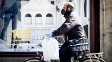 Eine Radfahrerin trägt einen Gesichtsschutz in Amsterdam. Foto: epa/Koen Van Weel