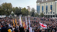 Georgische Oppositionsanhänger nehmen an einer Protestkundgebung vor dem Parlamentsgebäude in Tiflis teil. Foto: epa/Zurab Kurtsikidze