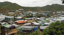 Eine Gesamtansicht zeigt ein Rohingya-Flüchtlingslager in Teknuf in Cox's Bazar. Foto: epa/Monirul Alam