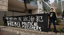Pro-Demokratie-Aktivist Avery Ng hält ein Transparent zur Unterstützung verhafteter Mitstreiter vor dem Gericht in West Kowloon in Hongkong. Foto: epa/Jerome Favre