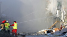 Feuerwehrleute versuchen, ein Feuer zu löschen, das in einem eingestürzten Gebäude ausgebrochen ist. Foto: epa/Svein Ove Ekornesvag