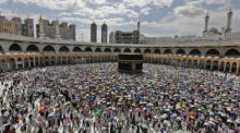Muslimische Pilger umkreisen die Kaaba am Masjidil Haram, dem heiligsten Ort des Islam während der Hadsch-Pilgerfahrt in Mekka. Foto: epa/Str
