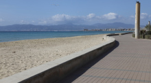 Der Strand S'Arenal und der Strandweg sind menschenleer. Corona wütet seit Wochen. Der in Spanien überlebenswichtigen Tourismusbranche wird aber erst jetzt das ganze Ausmaß des Dramas bewusst. Foto: Clara Margais/dpa