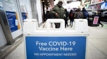 Leute gehen an einem COVID-19-Impf- und Testgelände in der Nähe des Times Square in New York vorbei. Foto: epa/Justin Lane