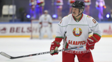 Alexander Lukaschenko, Präsident von Belarus und Eishockey-Hobbyspieler, nimmt an einem Eishockeyspiel während republikanischer Amateurwettbewerbe teil. Foto: Andrei Pokumeiko/dpa
