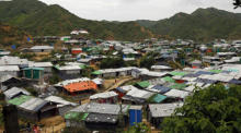 Eine Gesamtansicht zeigt ein Rohingya-Flüchtlingslager in Teknuf in Cox's Bazar. Foto: epa/Monirul Alam