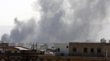 Nach Luftangriffen auf Stellungen in Sana'a unter saudischer Führung steigt Rauch über einem Wohnviertel auf. Foto: epa/Yahya Arhab