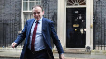 Der neue britische Umweltminister George Eustice verlässt nach einer Kabinettsumbildung in London die Downing Street 10. Foto: epa/Andy Rain