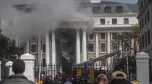 Das Feuer in Südafrikas Parlamentsgebäude in Kapstadt. Foto: epa/Stringer