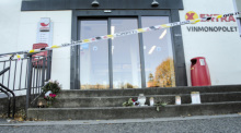 Vor einem Geschäft, das in die Gewalttat in der norwegischen Kleinstadt Kongsberg verwickelt war, stehen Blumen und Kerzen. Der Mann, der fünf Menschen getötet haben soll, wird nun von Ärzten betreut. Das sagte... Foto: Terje Bendiksby/Ntb/ap/dpa
