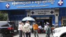 Gesundheitsbehörden inspizieren eine Klinik in der Provinz Kandal. Foto: epa/Mak Remissa