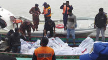 Feuerwehr und Küstenwache transportieren die Leichensäcke der Opfer, nachdem eine Passagierfähre in der Nähe der südlichen Landstadt Jhalakathi in Brand geraten war. Foto: epa/Str