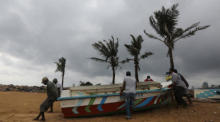 Fischer schieben ihre Boote an Land, um sich auf den Zyklon Burevi in Dehiwala vorzubereiten. Foto: epa/Chamila Karunarathne