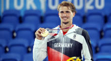 Deutschlands Goldmedaillengewinner Alexandar Zverev jubelt auf dem Podium nach dem Gewinn der Goldmedaille im Herreneinzel. Foto: epa/Mast Irham