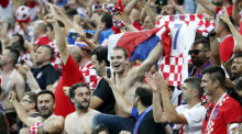 Kroatiens Fans feiern den Sieg über England. Foto: epa/Sergei Chirikov