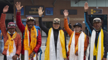 Tsang Yin-hung (M) aus Hongkong winkt den Journalisten während einer Pressekonferenz anlässlich ihres aufgestellten Rekordes für den Aufstieg des Mount Everest. Die Lehrerin Tsang Yin-hung brauchte für den Weg vom Basislag... Foto: Bikram Rai/dpa