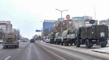 Kasachische Militärfahrzeuge (R) stehen auf einem Gelände in der Innenstadt von Nur-Sultan. Foto: epa/Radmir Fahrutdinov