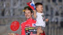 Der Slowenische Fahrer und Gesamtführende Primoz Roglic vom Team Jumbo Visma feiert mit seinem Sohn nach dem Sieg bei der Spanischen Radrundfahrt Vuelta. Foto: epa/Manuel Bruque