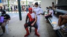 Einem als Spider-Man verkleideten Mann wird in Acapulco die zweite Dosis des Impfstoffs gegen Covid-19 verabreicht. Foto: epa/David Guzmán