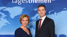 Die "Tagesthemen"-Moderatoren Caren Miosga und Ingo Zamperoni lächeln bei einem Fototermin. Foto: picture alliance / Daniel Bockwoldt/dpa