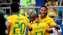 Roberto Firmino (l.) feiert mit Fernandinho (M.) und Neymar (r.). Foto: epa/Wallace Woon