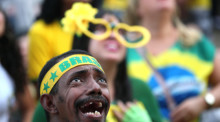 Freude bei den brasilianischen Fans über den Einzug ins Achtelfinale. Foto: epa/Marcelo Sayao