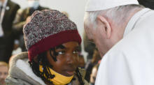 Papst Franziskus (r) spricht während seines Besuchs im Migrantenlager Camp Kara Tepe mit einem Mädchen. Foto: Vatican Media/Ansa Via Zuma Press/dpa