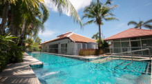 Der altersgerecht ausgestattete Salzwasser-Therapiepool ist von tropischen Palmen eingebettet. Er befindet sich vor dem medizinischen Gebäude des Resorts. Fotos: Homerly