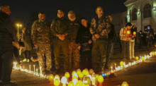 Armenische Menschen nehmen an einer Gedenkfeier bei Kerzenlicht für die gemarterten Soldaten von Artsakh auf dem Platz der Freiheit in Eriwan teil. Foto: epa/Hayk Baghdasaryan