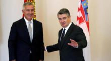 Kroatischer Präsident Zoran Milanovic (R) begrüßt den montenegrinischen Präsidenten Milo Djukanovic (L) bei seinem offiziellen Besuch in Zagreb. Foto: epa/Antonio Bat