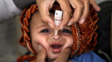 Ein Gesundheitsarbeiter verabreicht Polio-Impfstoff an Kinder. Foto: epa/Arshad Arbab
