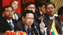 Myanmars Delegationsleiter Htin Lynn weist in Bangkok jede Schuld von sich. Foto: epa/Diego Azubel