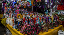 Kleine Figuren von Skeletten und «Catrinas» werden vor dem Tag der Toten auf dem traditionellen Markt «Jamaika» verkauft. Foto: Jair Cabrera Torres/dpa