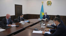 Der kasachische Präsident Kassym-Jomart Tokajew (C) leitet eine Sitzung der operativen Zentrale in Almaty. Foto: epa/Kazakh President Press Service
