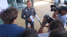 Berater des Verteidigerteams um Chefjurist Nakhon Chomphuchat (Mitte): Menschenrechtsaktivist Andy Hall von der Organisation ‚Reprieve‘ (links) wurde von wütenden Polizisten aus Phangan und Koh Tao bedrängt.