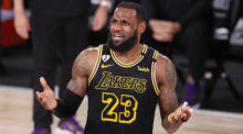 Los Angeles Lakers-Stürmer LeBron James reagiert, nachdem er im vierten Viertel des fünften Basketball-Endspiels der NBA Finals zu einem Offensiv-Foul aufgefordert wurde. Foto: epa/Erik S. Lesser