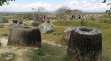 Die „Ebene der Tonkrüge“ müsste in Wirklichkeit „Hügel der Steinbehälter“ heißen. Die Größten wiegen mehrere Tonnen.