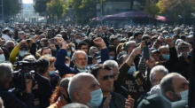 Armenier nehmen an einer Kundgebung auf dem Platz der Freiheit in Eriwan teil. Foto: epa/Lusi Sargsyan /fotolure