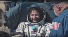 NASA-Astronautin der Expedition 62, Jessica Meir, kurz nach der sicheren Landung des Sojus MS-15-Sondenabstiegsmoduls in der Steppe etwa 147 km östlich der Stadt Zhezkazgan, Kasachstan. Foto: epa/Roscosmos
